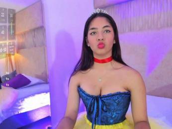 Kyraaa webcam model stream image