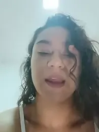 yummi_greluda webcam model stream image