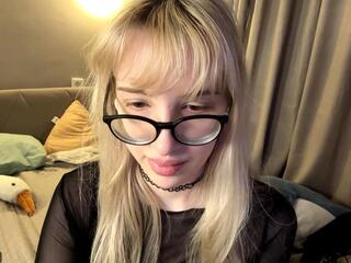 Ora Hewson webcam model stream image