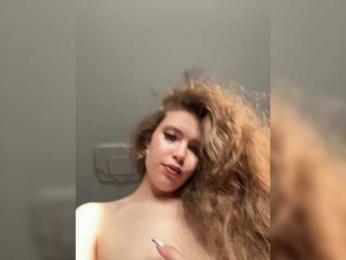 YourLadyyy webcam model stream image