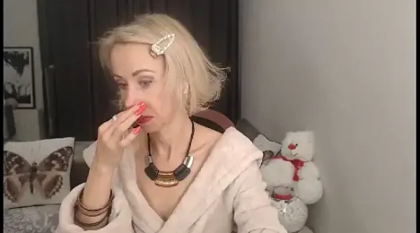 LuxuryNika webcam model stream image