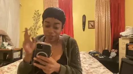 MommyConfident webcam model stream image