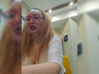 Pink-Lips webcam model stream image