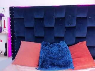 saraapril-1 webcam model stream image