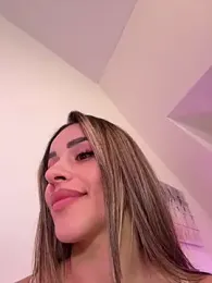 -Alisa webcam model stream image