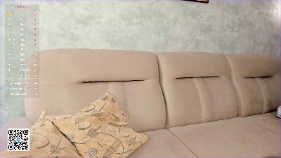 LoraCritchlow webcam model stream image