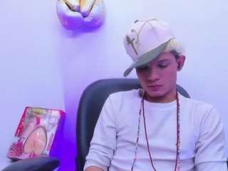 stronger-boy webcam model stream image