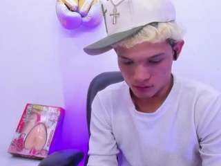 stronger-boy webcam model stream image