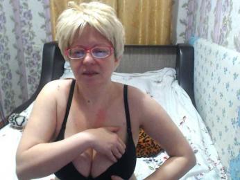 CrazzyBitch webcam model stream image