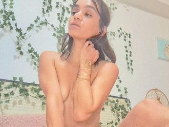 KiraMaes webcam model stream image