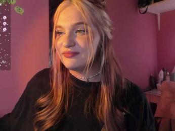 CarolineLovers webcam model stream image