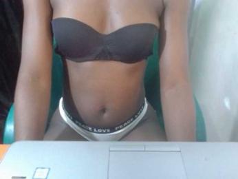 Juicynplum webcam model stream image