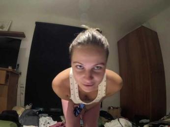 REALMEANTINA webcam model stream image