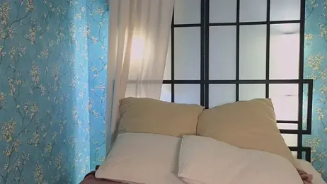 madi_snow webcam model stream image