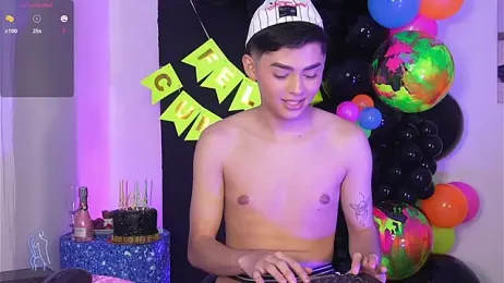 Maxi_little webcam stripchat model stream image