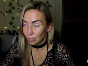 Jullyblondkiss webcam model stream image