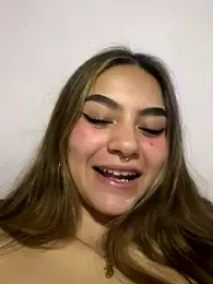 Yunaraa webcam model stream image