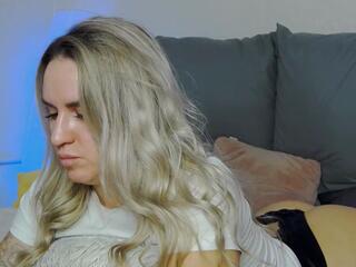 Kira Mae webcam model stream image