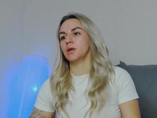 Kira Mae webcam model stream image