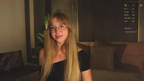 LoraineLuff webcam model stream image