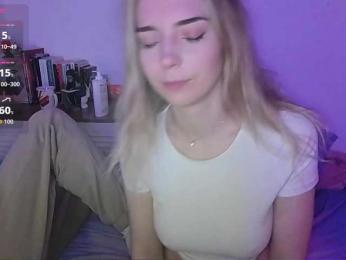 Almondmilka webcam model stream image