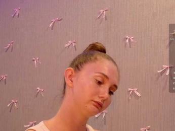 PeachGirl webcam model stream image