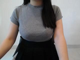 Emilia Young webcam model stream image