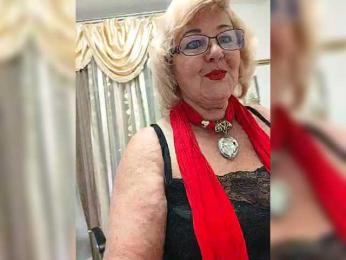 KarinkaSweet webcam model stream image