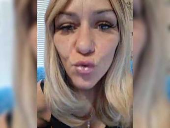 krisred webcam bongacams model stream image