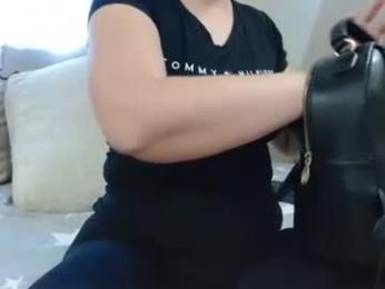 itsbustymommy webcam model stream image