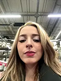 LoraaDoll webcam model stream image