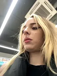 LoraaDoll webcam model stream image