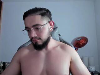 Luigi White webcam model stream image