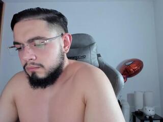 Luigi White webcam model stream image