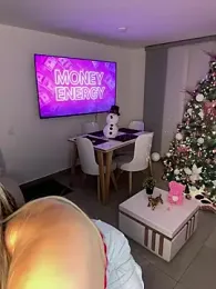 MiaWhitePink_ webcam model stream image