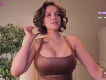 adalyn_glow webcam model stream image