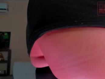 dindin_ webcam model stream image