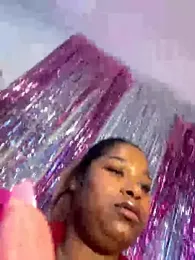 BigFineSelena webcam model stream image