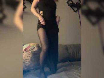 Cherry-lips webcam model stream image