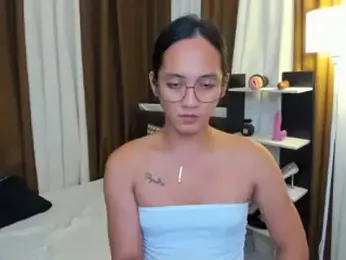 URHottestAngel webcam model stream image