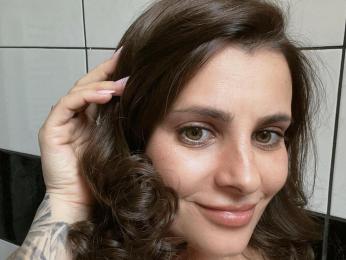 AnishaBee webcam model stream image