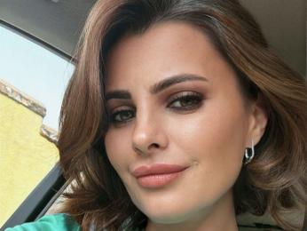 AnishaBee webcam model stream image