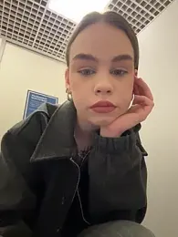 Street_young webcam model stream image