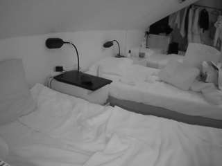 voyeurcam-julmodels-bed-4 webcam model stream image