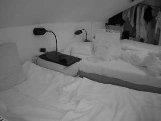 voyeurcam-julmodels-bed-4 webcam camsoda model stream image