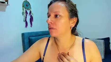 sofi_saliva2511 webcam model stream image