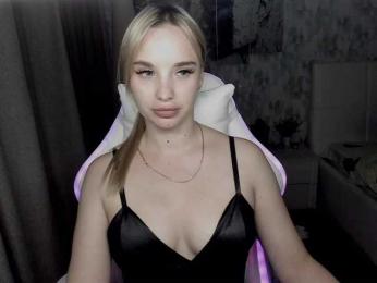KiraKrox webcam model stream image