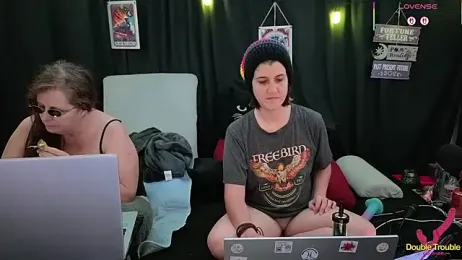 Bella_and_Marie webcam model stream image