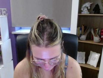 Soft-Zoey webcam model stream image