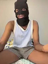 Gifttheskimaskboy014 webcam model stream image